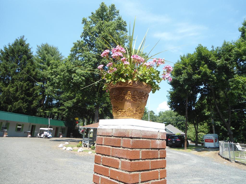 Flower Field Inn And Cottages Stroudsburg Exterior photo