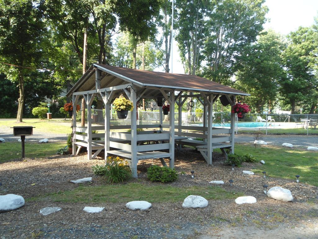 Flower Field Inn And Cottages Stroudsburg Exterior photo